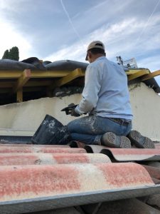 Artisan couvreur à l'œuvre