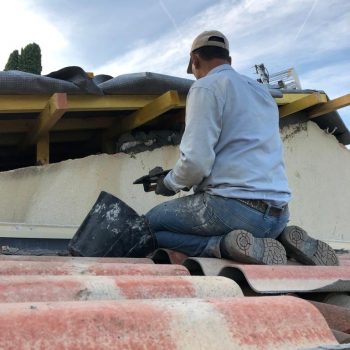 Artisan couvreur à l'œuvre